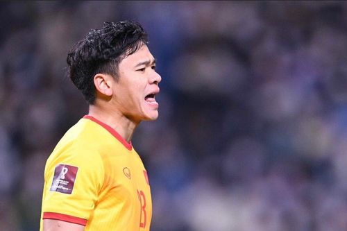 Thủ môn Nguyên Mạnh - Tuy không cao nhưng Tấn Trường cũng phải ngước nhìn