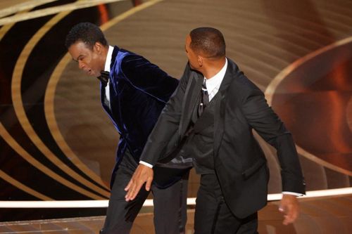 Will Smith có bị tước tượng vàng Oscar vì đánh Chris Rock?