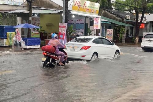Quảng Ngãi: Mưa lớn, một số tuyến đường bị ngập nước