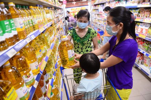 TP HCM: Giá dầu ăn trên thị trường tăng cao, DN bình ổn gồng mình kìm giá