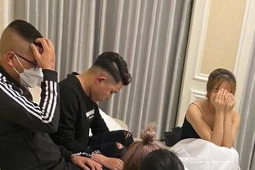 Chú rể và nhóm bạn 'bay lắc' trong khách sạn khi kết thúc tiệc cưới