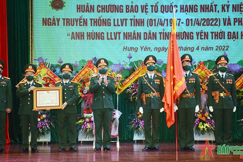 Bộ chỉ huy quân sự tỉnh Hưng Yên đón nhận Huân chương Bảo vệ Tổ quốc hạng Nhất