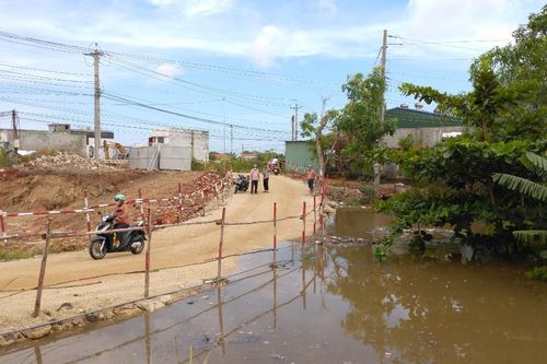 Thi công cầu gây cản trở dòng chảy, nguy cơ hàng trăm hộ dân bị ngập lụt