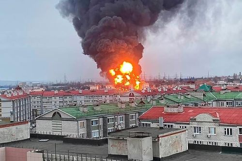 Hỏa hoạn nhấn chìm các kho chứa dầu Nga, 2 người bị thương, Ukraine bị đổ mối nghi