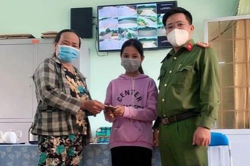 Bé gái trả lại gần 7 triệu đồng nhặt được