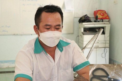 Nghe tin vợ bị xúc phạm, người đàn ông cầm kéo đâm đồng nghiệp tử vong