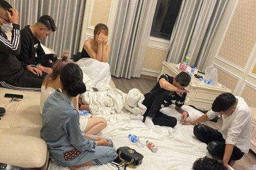 Sau đám cưới, chú rể cùng nhóm bạn rủ nhau ra khách sạn 'mở tiệc' ma túy