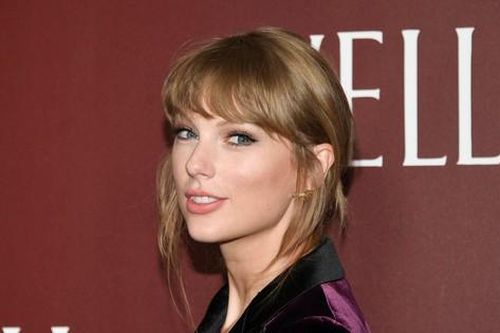 'Khui' học vấn khủng của sao: Shakira biết 6 ngôn ngữ, Taylor Swift có cả bằng Tiến sĩ!