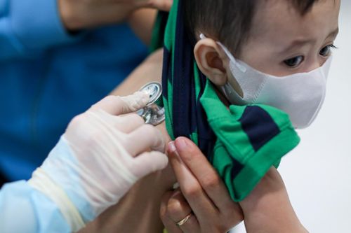 Trẻ khỏi Covid-19 có nên tiêm vaccine?