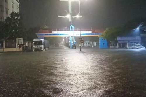 Đường phố Đà Nẵng 'biến thành sông' trong đêm sau mưa lớn