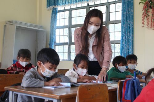 Lo trò 'hổng' kiến thức, cô giáo trẻ vào bệnh viện dạy chữ