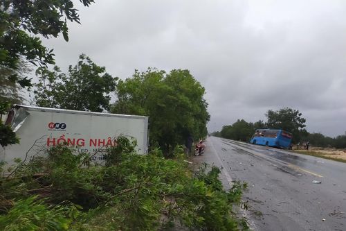Quảng Bình: Hành khách hoảng loạn sau khi xe khách đối đầu xe tải