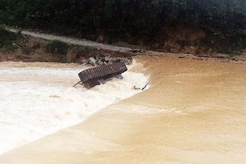 Tìm thấy thi thể nam công nhân bị nước lũ cuốn trôi khi lái xe múc đi qua cầu ngầm