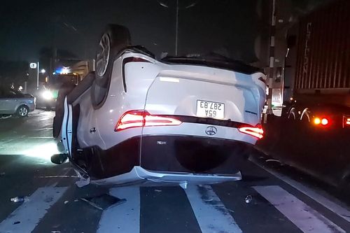Hàng loạt ô tô đụng nhau trên đường dẫn cao tốc TPHCM - Trung Lương