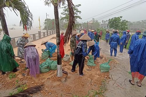 Nhiều tỉnh miền Trung thiệt hại nặng do mưa lớn, dông lốc bất thường