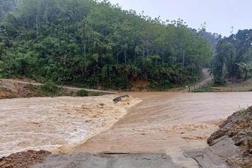 Đi qua ngầm tràn trong khi mưa lớn, một người đàn ông bị nước cuốn trôi tử vong