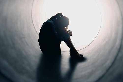 Nhiều vụ học sinh tự tử do áp lực học tập: Bố mẹ hãy 'lùi lại' để yêu thương con