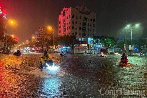 Đà Nẵng: Mưa lớn trái mùa, 'phố cũng ngập như sông'