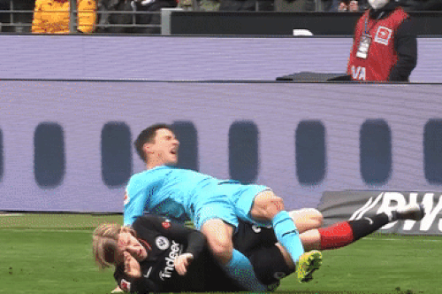 Cầu thủ Bundesliga gãy chân sau pha va chạm