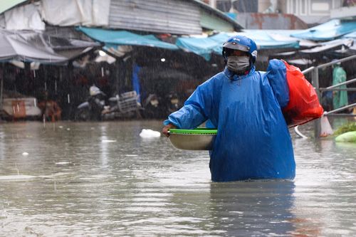 Đợt thiên tai dị thường vừa xong, miền Trung tiếp tục hứng mưa lớn