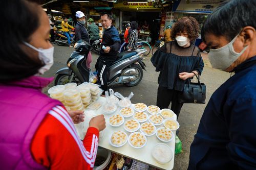Bánh trôi, bánh chay bày tràn ra lề đường mời gọi khách