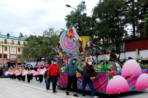 Tưng bừng Carnaval đường phố Sa Pa