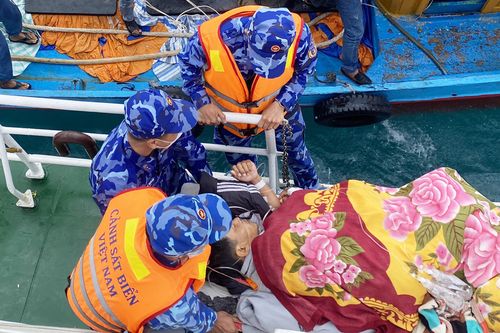 Cảnh sát biển đưa ngư dân bị nạn ở đảo Lý Sơn vào đất liền cấp cứu