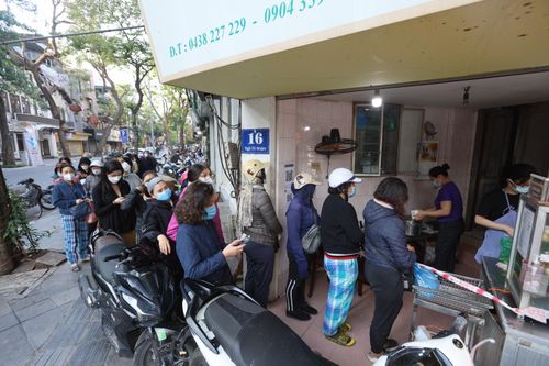 Người dân Hà Nội xếp hàng mua bánh trôi, bánh chay ngày Tết Hàn thực