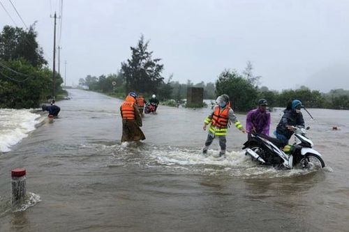 Đi chợ bằng xe máy, một phụ nữ bị nước lũ cuốn trôi