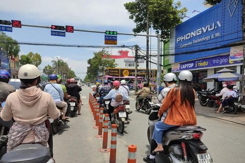 Bỏ qua đèn tín hiệu, biển báo, nhiều xe đậu sai làn trên đường quận Ninh Kiều