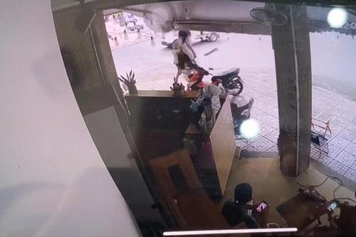 Thót tim cảnh hai cô gái đi xe máy 'bay' vào quán cà phê