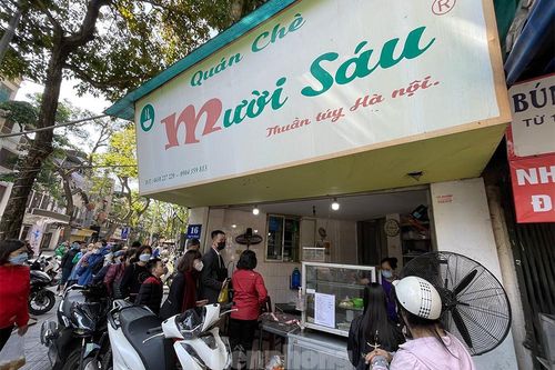 Người Hà Nội 'rồng rắn' xếp hàng, chờ cả tiếng để mua bánh trôi Tết Hàn thực