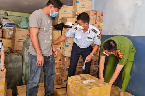 An Giang bắt quả tang xe tải vận chuyển số lượng lớn hàng hóa nhập lậu