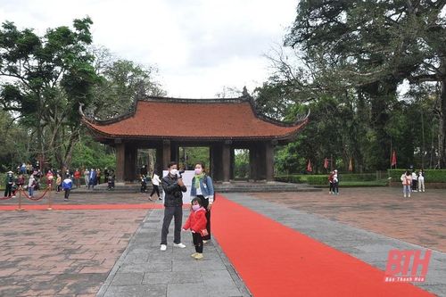 Chính điện Lam Kinh mở cửa đón khách tham quan