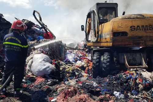 Kho chứa vải ở TPHCM cháy dữ dội, Cảnh sát căng mình nhiều giờ dập lửa