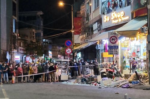 Xe 7 chỗ tông vào tiệm bánh mỳ, ít nhất 4 người bị thương