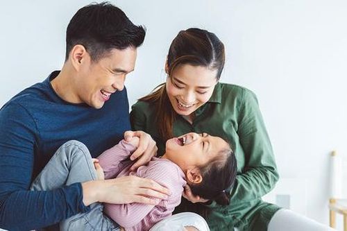 Nếu ba mẹ lỡ không may chệch đường đi lạc xa mình, hãy chỉ dẫn, hãy kéo tay ba mẹ với nhé!