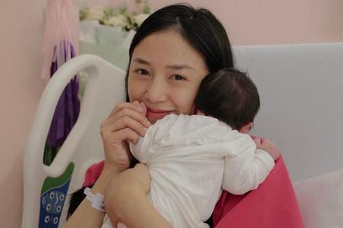 Salim sinh con gái đầu lòng, mặt mộc mẹ bỉm sữa khiến dân tình liên tục trầm trồ