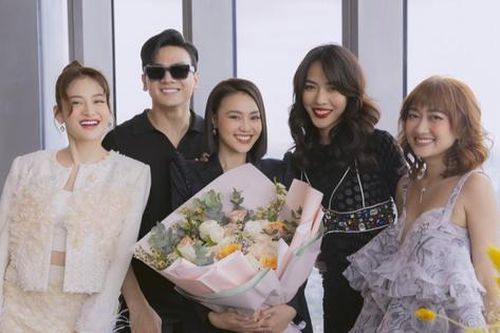 Lan Ngọc xinh đẹp với tóc ngắn, bị 'đánh úp' vào sinh nhật tuổi 32 trên phim trường