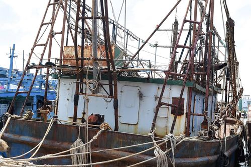 Tàu thép hàng chục tỷ gỉ sét bỏ hoang ở cảng biển miền Trung