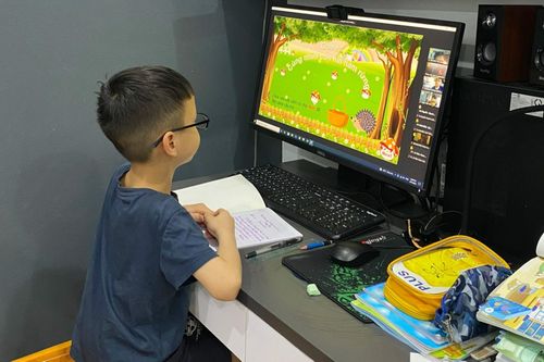 Trẻ chậm nói, hay cáu gắt vì ở nhà thời gian dài
