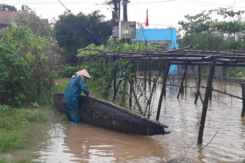 Dắt xe qua tuyến đường ngập sâu, nam thanh niên bị nước lũ cuốn trôi