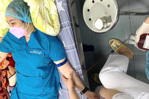 Ba nhân viên y tế hiến máu cứu sản phụ sảy thai băng huyết nặng