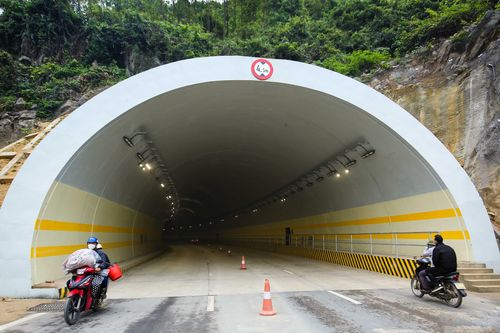 Cận cảnh cung đường bao biển có hầm xuyên núi - 'kỳ quan' ấn tượng ở Quảng Ninh