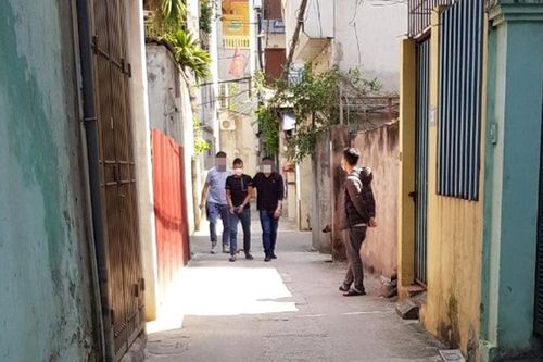 Tên cướp đột nhập phòng ngủ, kề dao vào cổ nữ sinh 'xin' điện thoại và mật khẩu