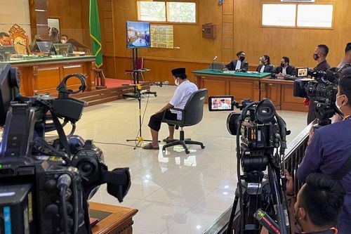 Indonesia: Tuyên án tử hình thầy giáo cưỡng bức 13 nữ sinh tại trường nội trú
