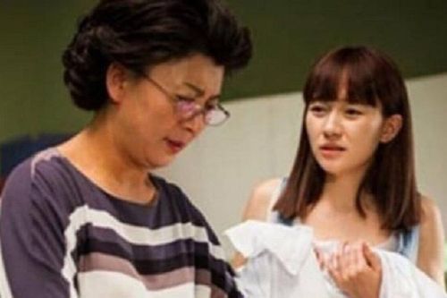 Mẹ chồng 58 tuổi đòi cưới trai trẻ, con dâu 'bàng hoàng' khi nhận ra danh tính người yêu của mẹ