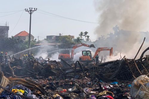 Hải Dương: Lửa vẫn âm ỉ tại hiện trường vụ cháy ở Công ty Hồng Ngọc