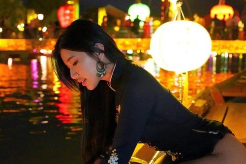 Khách nước ngoài chụp ảnh phản cảm ở Hội An