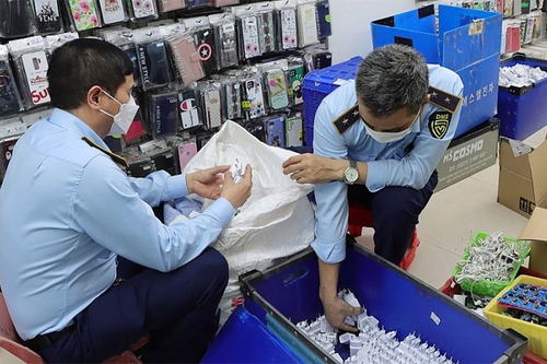 Hà Nội: Triệt phá cơ sở làm giả sạc điện thoại